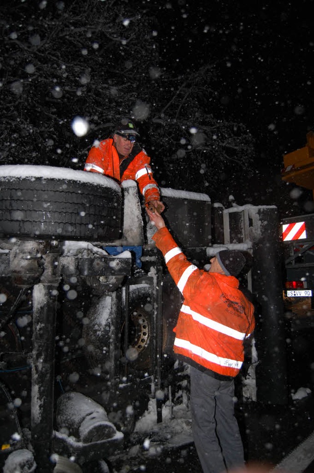 Auf der B31 bei Hinterzarten strzte d...us Hfingen bargen ihn mit Autokrnen.  | Foto: Martin Ganz