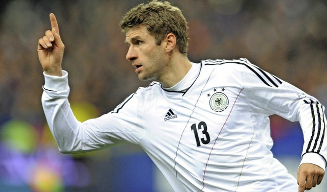 Deutschlands Nationalspieler Thomas M...eut sich ber seinen Treffer zum 1:1.   | Foto: dpa