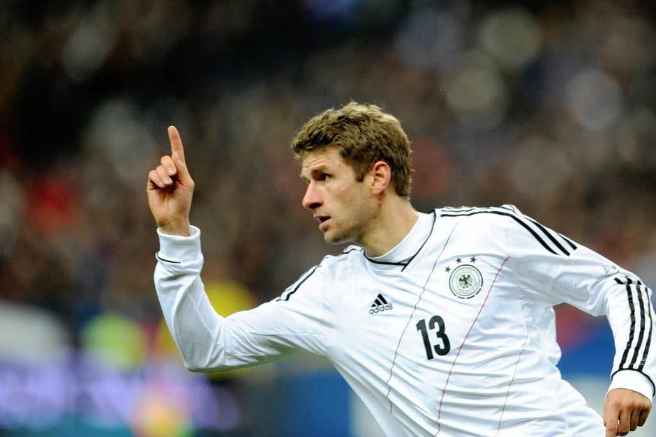 Fingerzeig: Thomas Müller freut sich nach seinem Ausgleichstreffer zum zwischenzeitlichen 1:1 gegen Frankreich (Foto: Andreas Gebert/dpa ) Fingerzeig: Thomas Müller freut sich nach seinem Ausgleichstreffer zum zwischenzeitlichen 1:1 gegen Frankreich (Foto: Andreas Gebert/dpa )