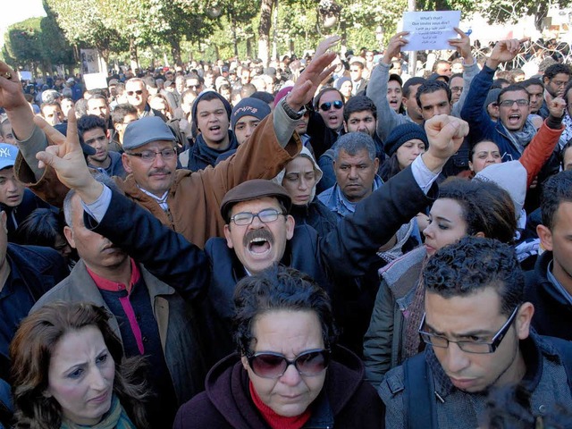 Tausende Tunesier demonstrierten nach ...n Spannungen im Land weiter anheizen.   | Foto: dpa
