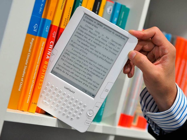 Senioren knnen den digitalen Text schneller erfassen.  | Foto: dpa