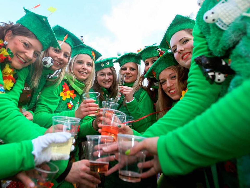 Alkohol und Fasnacht gehren fr viele Narren zusammen.  | Foto: dpa