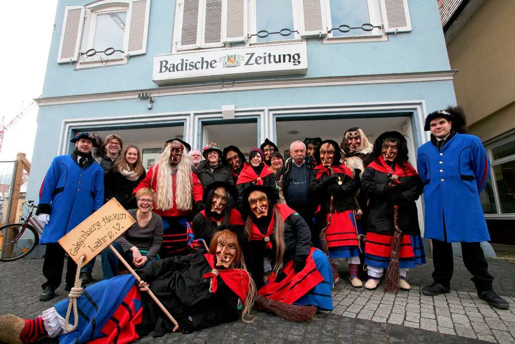 Gruppenfoto vor dem Lahrer BZ-Pressehaus am Urteilsplatz.