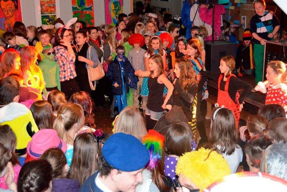 Schmutzige Dunschdig: Die älteren Schüler der Fürstabt-Gerbert-Schule tanzten, bis sie schließlich von den Narren befreit wurden. (Foto: Sebastian Barthmes) Schmutzige Dunschdig: Die älteren Schüler der Fürstabt-Gerbert-Schule tanzten, bis sie schließlich von den Narren befreit wurden. (Foto: Sebastian Barthmes)