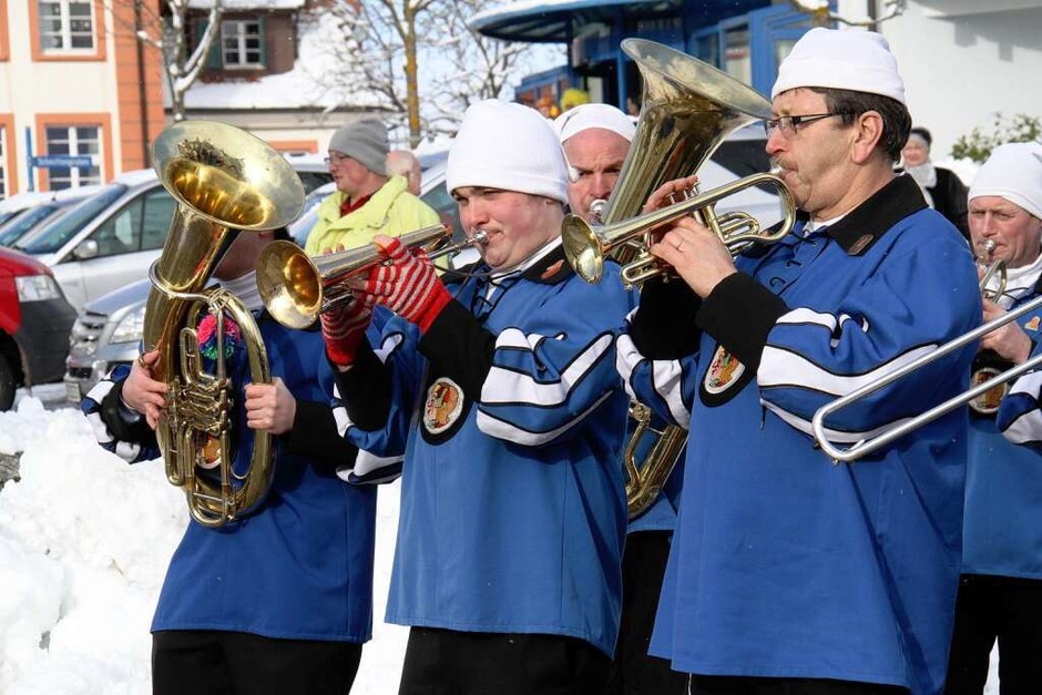 Das Symbol der Fasnet steht: Der Narrenbaum ist in Grafenhausen aufgerichtet (Foto: Wilfried Dieckmann) Das Symbol der Fasnet steht: Der Narrenbaum ist in Grafenhausen aufgerichtet (Foto: Wilfried Dieckmann)