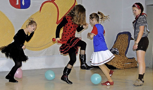 Gegenseitig die Luftballons der andere...der Amolterer Kinderfasnet viel  Spa.  | Foto: Roland Vitt