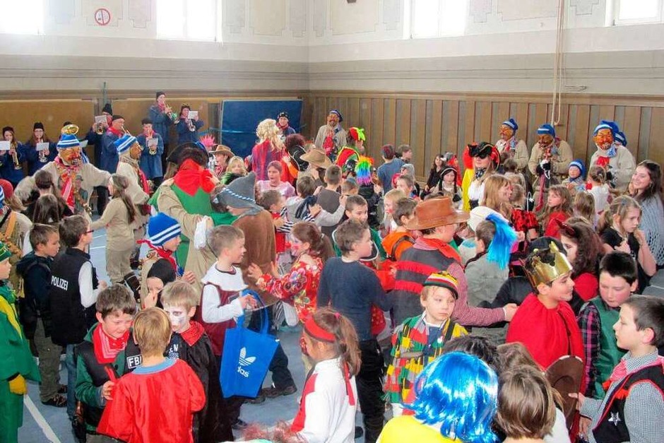 Schülerbefreiung: Tolle Stimmung herrschte am Bildungszentrum, als die Narren dem Schulalltag ein Ende setzten. (Foto: Uli Spielberger) Schülerbefreiung: Tolle Stimmung herrschte am Bildungszentrum, als die Narren dem Schulalltag ein Ende setzten. (Foto: Uli Spielberger)