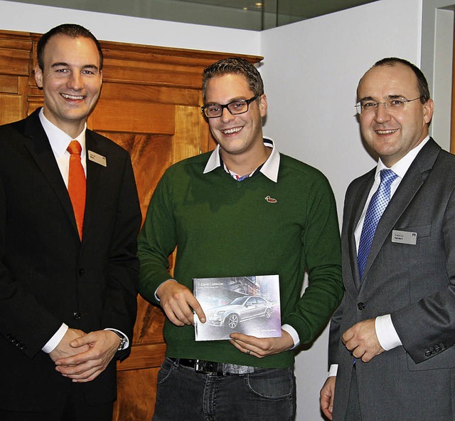 Freude bei der bergabe des Hauptpreis...sch, Vorstand der Volksbank Freiburg.   | Foto: Voba