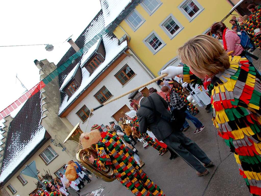 Und Narrenmarsch! Die Stadtmusik spielt unermdlich auf.