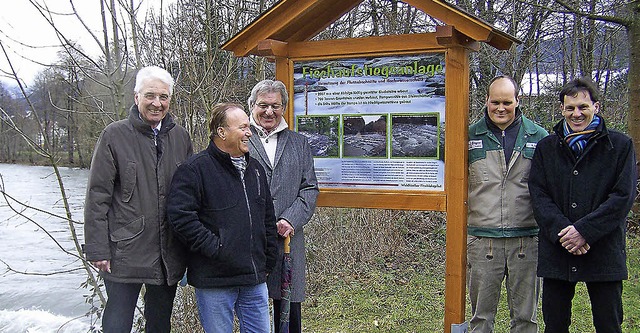 Helmut Hummel, Fritz Rsch und Peter B... Abschlussschild des Fischlehrpfades.   | Foto: Sylvia Timm