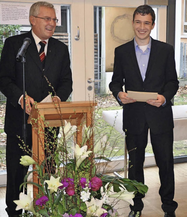 Landesbischof Ulrich Fischer (links) ...n-Schongauer-Gymnasiums, einen Preis.   | Foto: rolf pfeffer