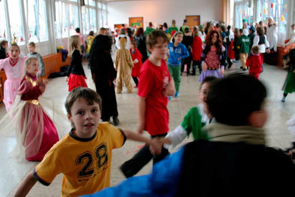 Für fasnächtliche Stimmung, sorgten die beiden Musikvereine von Wyhlen und Grenzach, zusammen mit der Guggemusik, bei der Schulbefreiung in den Kindergärten und Schulen. (Foto: Silvia Eismann) Für fasnächtliche Stimmung, sorgten die beiden Musikvereine von Wyhlen und Grenzach, zusammen mit der Guggemusik, bei der Schulbefreiung in den Kindergärten und Schulen. (Foto: Silvia Eismann)