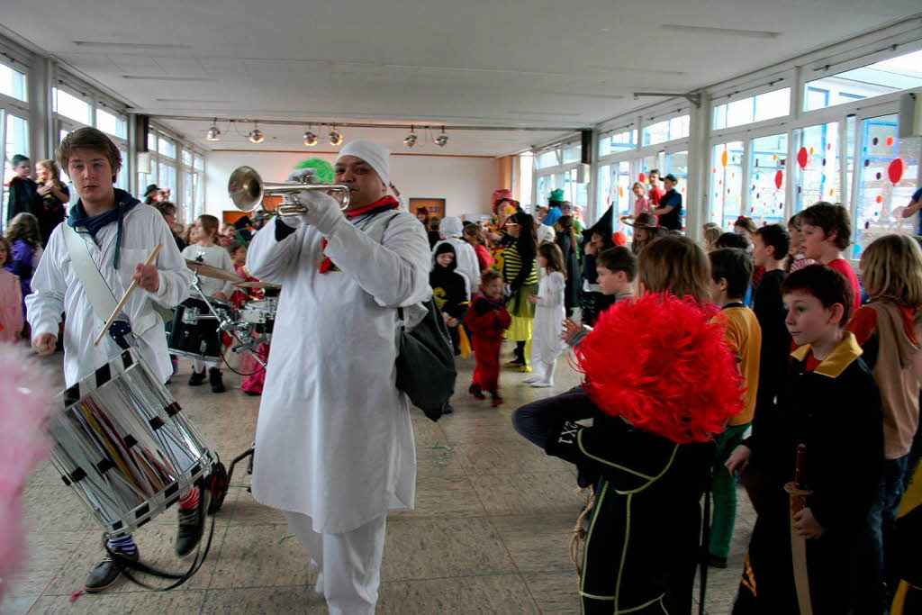 Fr fasnchtliche Stimmung, sorgten die beiden  Musikvereine von Wyhlen und Grenzach, zusammen mit der Guggemusik, bei der Schulbefreiung in den Kindergrten und Schulen.