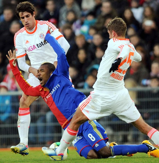Aggressiv: Geoffroy Serey Die, hier im...it dem FC Basel   seinen Exklub Sion.   | Foto: Schn