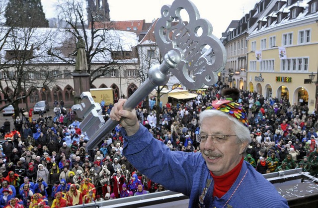 Den Generalschlssel fr das Rathaus h...klaglos an die Freiburger Narren aus.   | Foto: Michael Bamberger