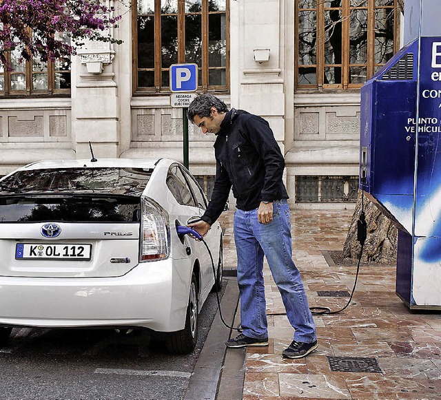 Eingestpselt und kaufbar: Mit dem Pri... Fahrzeug mit Plug-in-Technologie an.   | Foto: Werksfoto