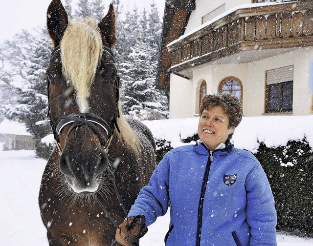 Birgit Schtz mit einem ihrer Schwarzwlder  | Foto: Baur