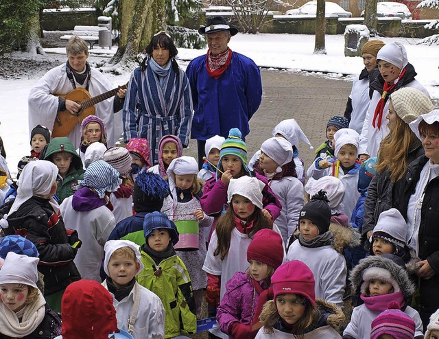 Kinder des Hellberg-Kindergartens besu...utz Schmiedlin als Vogt von Brombach.   | Foto: Paul Schleer