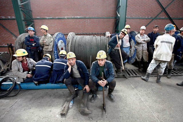 In Sorge: Trkische Bergleute warten i...lcke unter Tage verschttet worden.    | Foto: dpa