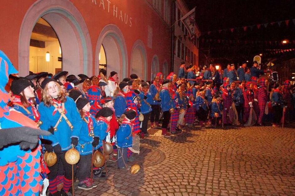Welle-Bengel, Fischerbuebe, Spielmannszug und Garde hören sich am Rathaus an, was ihre Oberen auf der Bühne zu sagen haben (Foto: Michael Haberer) Welle-Bengel, Fischerbuebe, Spielmannszug und Garde hören sich am Rathaus an, was ihre Oberen auf der Bühne zu sagen haben (Foto: Michael Haberer)