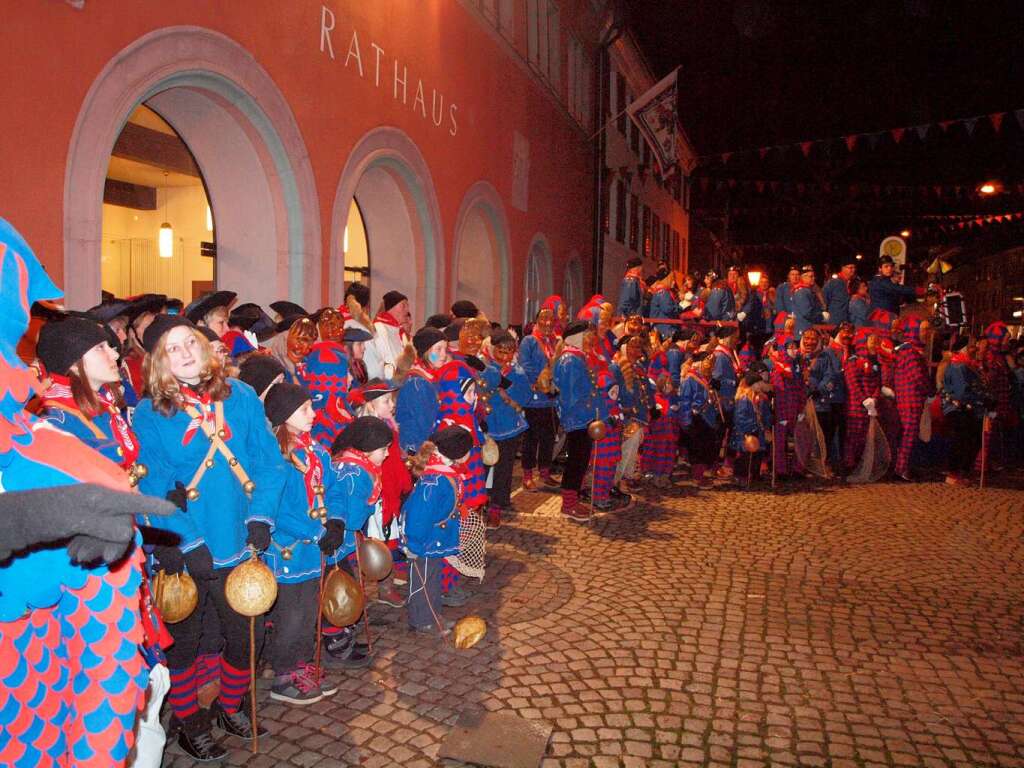 Welle-Bengel, Fischerbuebe, Spielmannszug und Garde hren sich am Rathaus an, was ihre Oberen auf der Bhne zu sagen haben