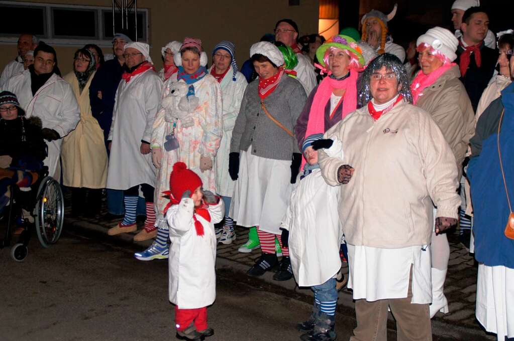 Hemdglunker in Weisweil: Vom Mhlbach, aus dem Kolibacher, Nume und Grosili kamen, zog eine bunte Schar mit Musik zum Sturm aufs Rahaus.