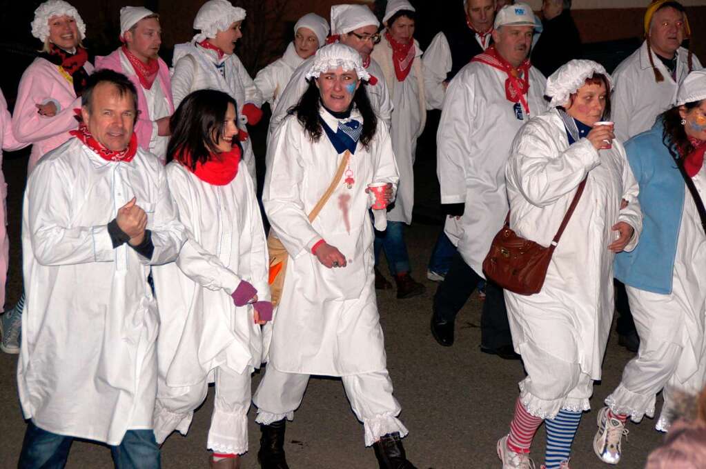 Hemdglunker in Weisweil: Vom Mhlbach, aus dem Kolibacher, Nume und Grosili kamen, zog eine bunte Schar mit Musik zum Sturm aufs Rahaus.