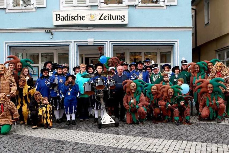 Gruppenfoto von Lahrer Narrenzunft mit Redakteuren vor dem BZ-Pressehaus am Lahrer Urteilsplatz. (Foto: Christoph Breithaupt)