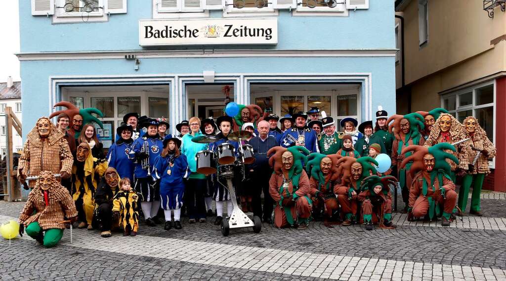 Gruppenfoto von Lahrer Narrenzunft mit Redakteuren vor dem BZ-Pressehaus am Lahrer Urteilsplatz.