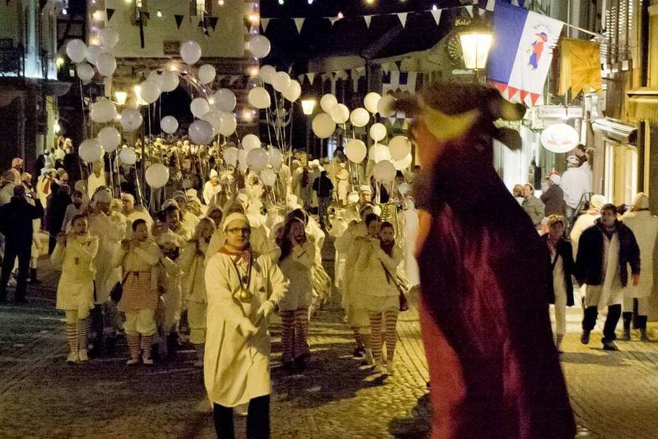 Tausende von Hemdglunkern ziehen durch die Altstadt von Endingen, allen voran Stadttier und Besenmann Michael Gürtner. (Foto: Martin Wendel) Tausende von Hemdglunkern ziehen durch die Altstadt von Endingen, allen voran Stadttier und Besenmann Michael Gürtner. (Foto: Martin Wendel)