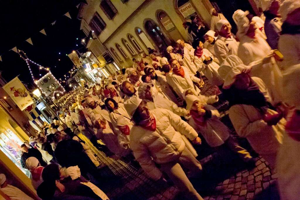 Ein Spektakel der besonderen Art: Tausende von Hemdglunkern ziehen am Donnerstagabend durch die Altstadt von Endingen.