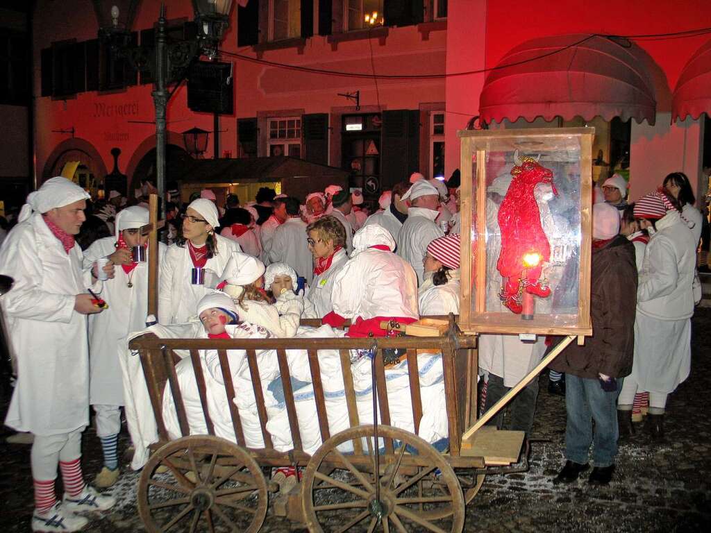 Hemdglunkerumzug in Endingen. Der Nachwuchs macht sich’s bequem im Leiterwagen.