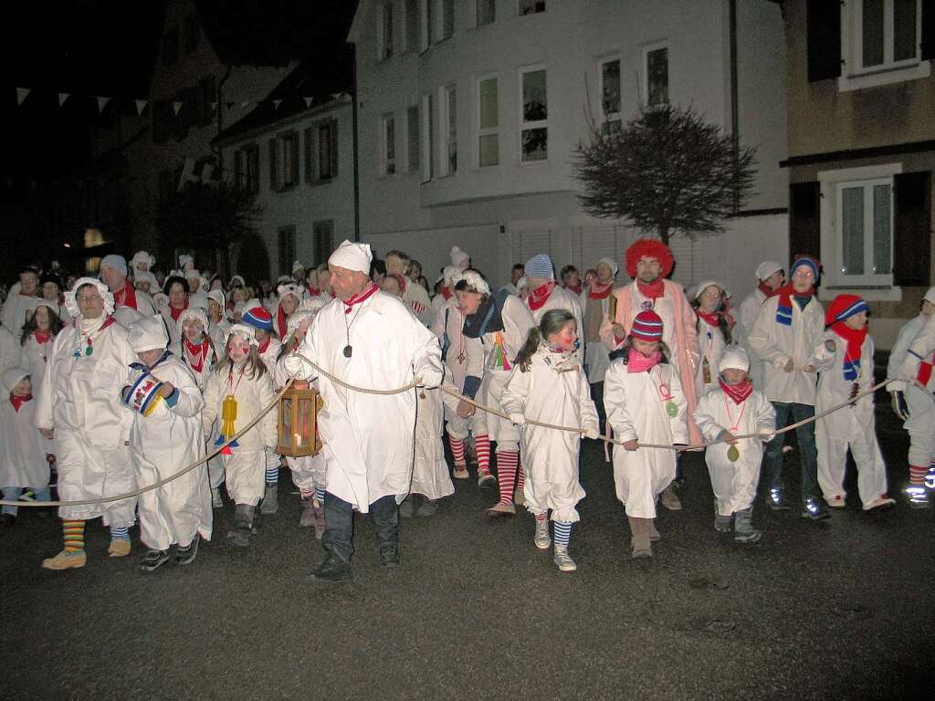 Ein Spektakel der besonderen Art: Tausende von Hemdglunkern ziehen am Donnerstagabend durch die Endinger Altstadt.