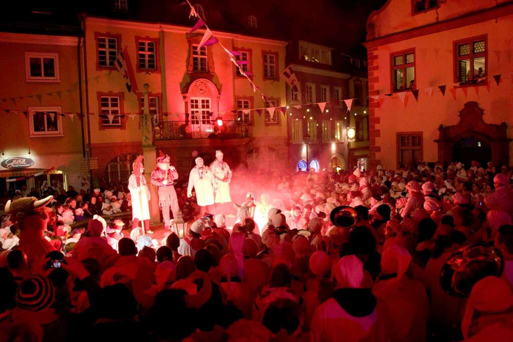 Tausende von Hemdglunkern feiern die Rckkehr des Jokili auf dem Endinger Marktplatz.