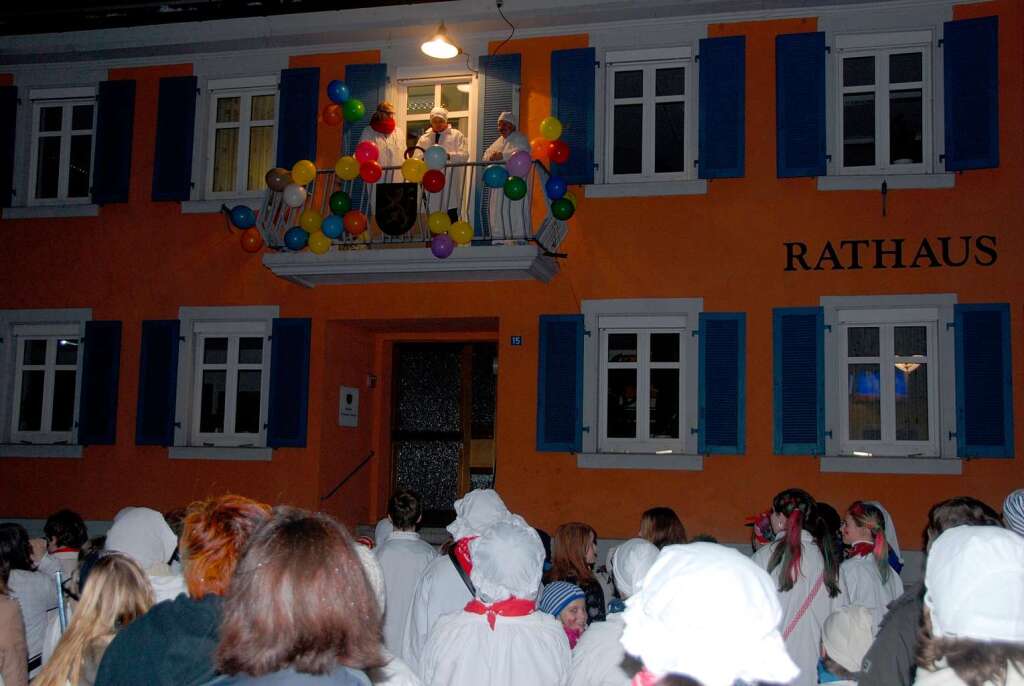 Vor dem Rathaus fordern die Sasbacher Hemdglunker und Narren von Brgermeister Scheiding lautstark den Rathausschlssel.