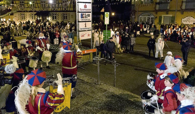 Das nrrische Volk erwartet vor dem Rathaus  Alexander I.   | Foto: fotos: bernhard rein