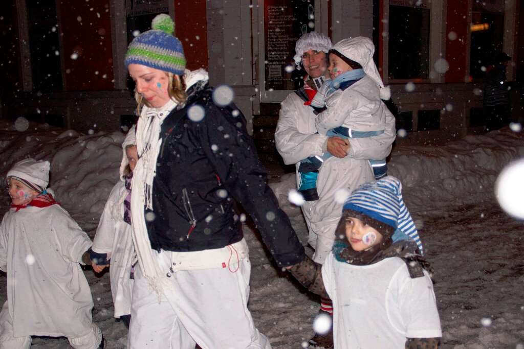 Dichtes Schneetreiben beim Hemdglunkiumzug in Todtnau