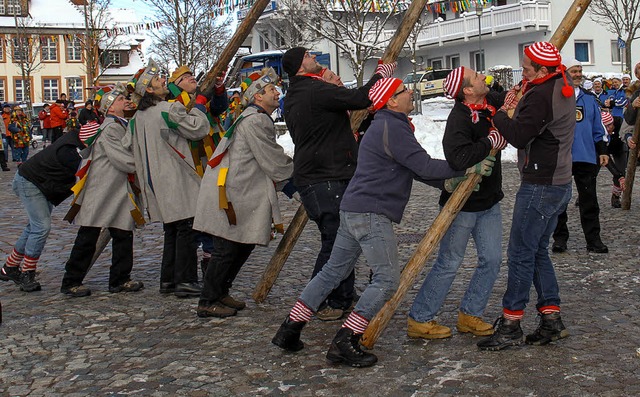 Das Symbohl der Fasnet steht: Der Narrenbaum ist in Grafenhausen aufgerichtet  | Foto: Wilfried Dieckmann