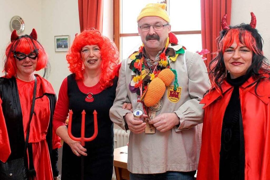 Teuflisch ging es am Schutzige Dunschdig zu: „Bürgi“ Thomas Kaiser erkannte sofort, dass jeder Widerstand zwecklos war. (Foto: Cornelia Liebwein) Teuflisch ging es am Schutzige Dunschdig zu: „Bürgi“ Thomas Kaiser erkannte sofort, dass jeder Widerstand zwecklos war. (Foto: Cornelia Liebwein)