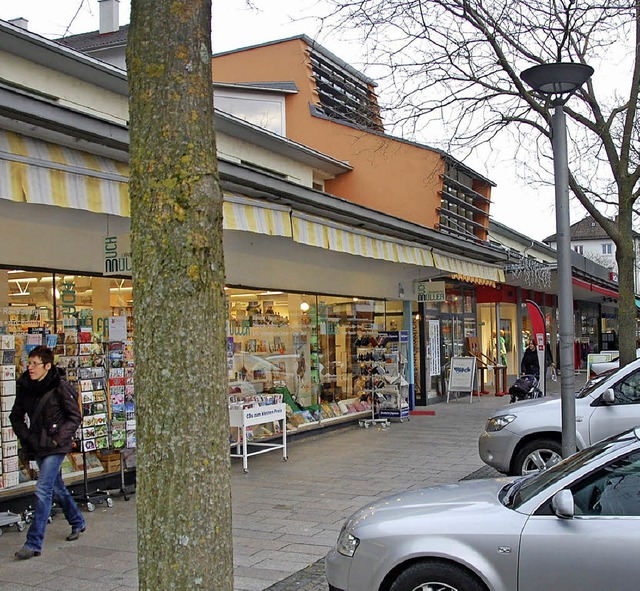 Wie die Touristinfo (orangenes Gebude...te der Ladenzeile aufgestockt werden.   | Foto: Frey