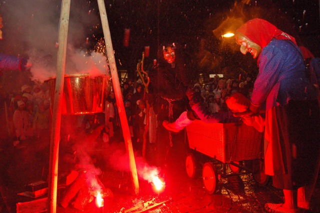 Zum Hexensabat treffen sich am Schmutz...en und die Glunki auf dem Rathausplatz  | Foto: Andrea Steinhart