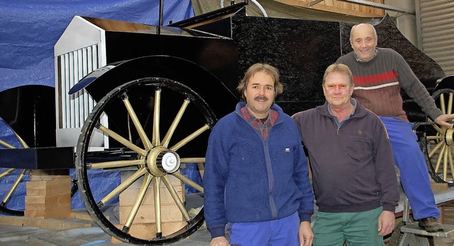 Die Karsauer Wagenbauer Markus Burkhar...er vom Typ Ford T, genannt Tin Lizzie   | Foto: Petra Wunderle