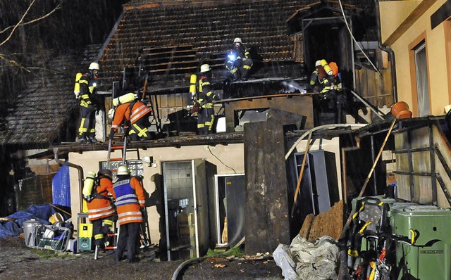 Feuerwehr im Einsatz beim Brand in der ehemaligen Pizzeria.  | Foto: Seller