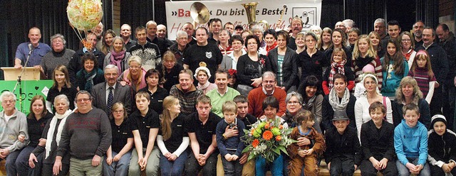Eine strahlende Barbara Bhler wurde v...her &#8222;Grofamilie&#8220; gefeiert  | Foto: Karin Stckl-Steinebrunner