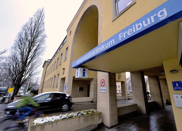 Die Uni-Klinik geht auf Sparkurs &#821...ails gibt es widersprchliche Angaben.  | Foto: Bamberger