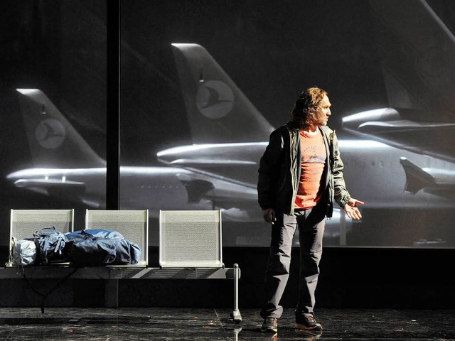 Tragdie auf dem Flughafen: Des Grieux (Andrej Dunaev) auf der Suche nach Manon   | Foto: Dorendorf