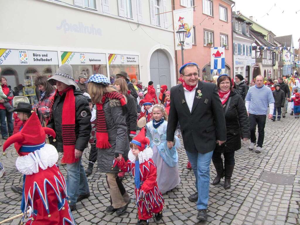 Kinderumzug am Freitag in Endingen: Viele kleine Narren zogen begleitet von ihren Eltern durch Endingen zum Marktplatz.