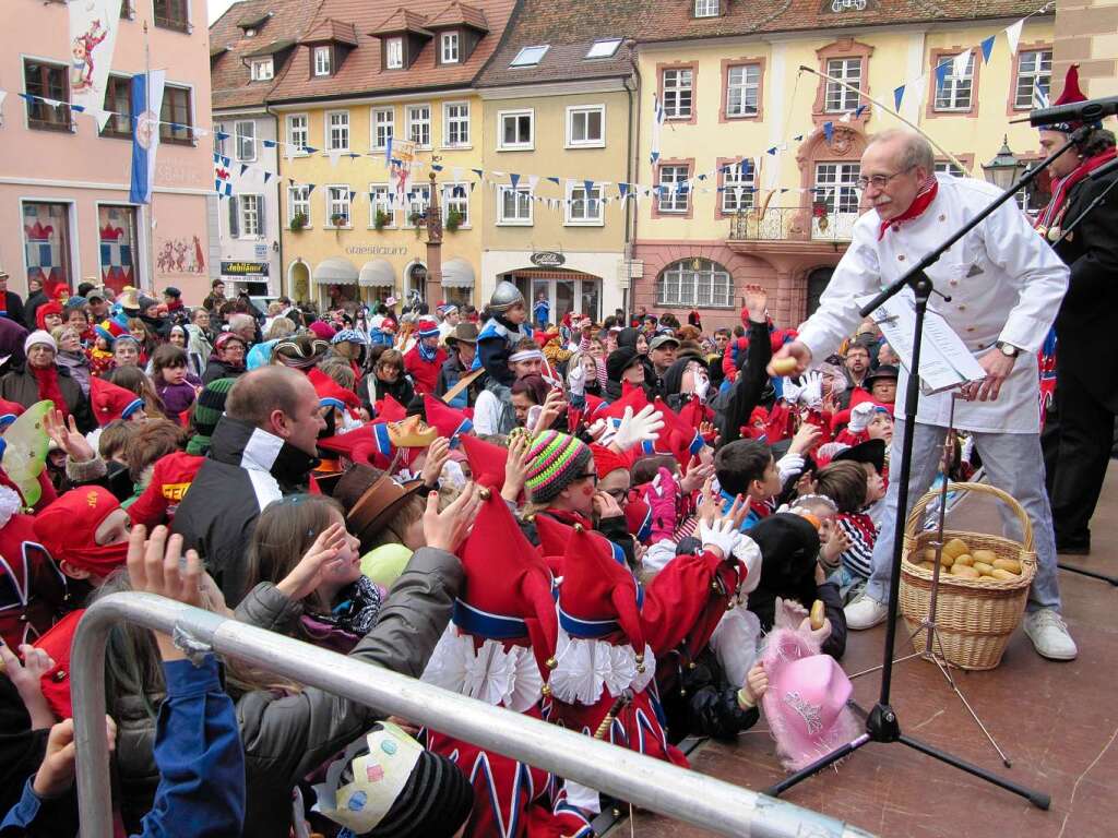 Kinderumzug am Freitag in Endingen: Dichtes Gedrnge herrschte beim Wrschtleschnappen vor der Bhne am Marktplatz.