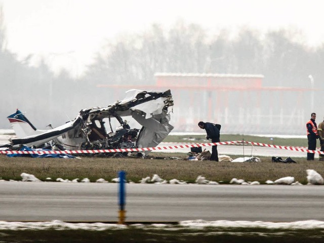 Das Wrack des verunglckten Flugzeugs....en der Privatmaschine kamen ums Leben.  | Foto: dpa