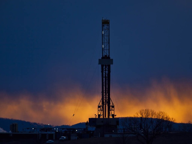 Ein Hydraulik-Bohrturm in Pennsylvania...auch in Deutschland zugelassen werden.  | Foto: dpa